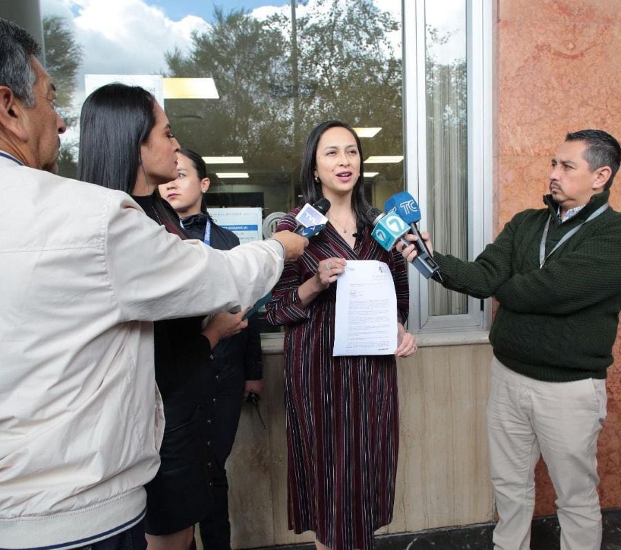 La Secretaría Nacional de Planificación, Diana Ramírez Villacís, entregó el documento a la Asamblea Nacional.