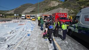 2 fallecidos y 42 heridos deja choque entre un bus y un camión  en Guayllabamba