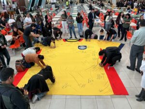 Puedes estampar tu firma en la camiseta de la selección en Ciudad Comercial El Recreo