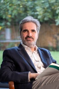 Llega a Ecuador el catedrático español Francisco Güell en medio del debate de la Ley de Reproducción Humana Asistida