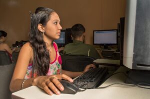 El mercado laboral acelera hacia la digitalización: el sistema educativo deja atrás a 1 de cada 5 jóvenes en América Latina