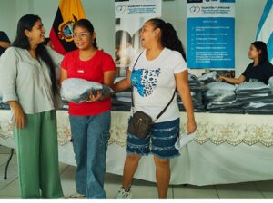 Niños reciben uniforme para el año lectivo 2026