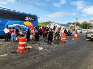 Choque entre un bus y un camión en Cerecita deja 15 heridos y 1 fallecido