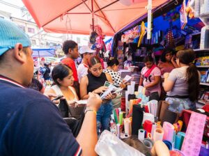Compra de útiles en los corredores escolares municipales se intensifica este feriado