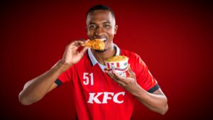 “Báñate de Fútbol” es la invitación de KFC Ecuador con Willian Pacho y su Salsa BBQ