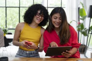 79 % de ecuatorianas usa herramientas digitales para alcanzar autonomía y crecimiento personal