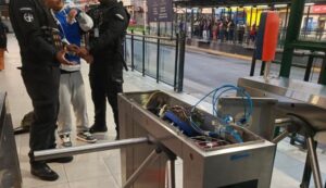 Sancionado ciudadano que causó daños en la parada La Marín de la Ecovía