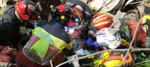 Alcalde de Quito destaca labor de Bomberos Quito tras rescate de un niño en Venezuela