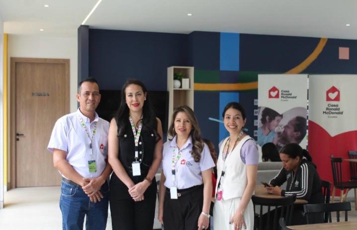 De izquierda a derecha: Antonio Navarrete, Supervisor de la Sala Familiar de Casa Ronald McDonald; Diana Sandoval Mite, Gerente de la Sala Familiar Quito de Casa Ronald McDonald; Silvia Pérez, Supervisora de la Sala Familiar de Casa Ronald McDonald; y Sandra Barreiro, Coordinadora de Alianzas y Donantes Individuales de Casa Ronald McDonald.