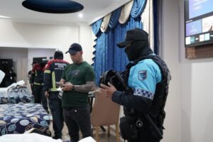 Macrooperativos dejan clausura de locales, rescate a menor y decomiso de armas