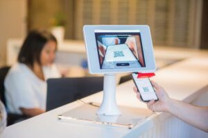 ¿Cómo equilibrar tecnología y atención humana en un hotel?