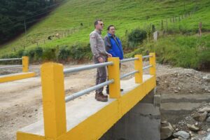 Obras de infraestructura educativa y saneamiento en Cañar