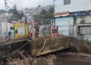 Equipos municipales atienden desbordamiento de quebrada