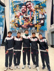 Quince jóvenes futbolistas de Riobamba becados para recibir formación en Argentina