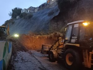 Municipio realiza limpieza tras deslizamiento de tierra en Monjas